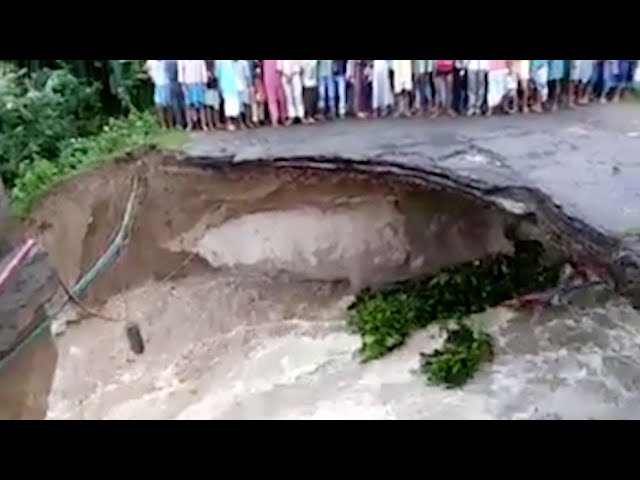 Им оставался один шаг... Семья упала вместе с рухнувшим мостом (ВИДЕО)
