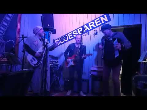 FESTFOLKET  "nu tändas tusen juleljus, hejsan hoppsan fallerallera"  Bluesbaren, Stockholm 9/12-2022