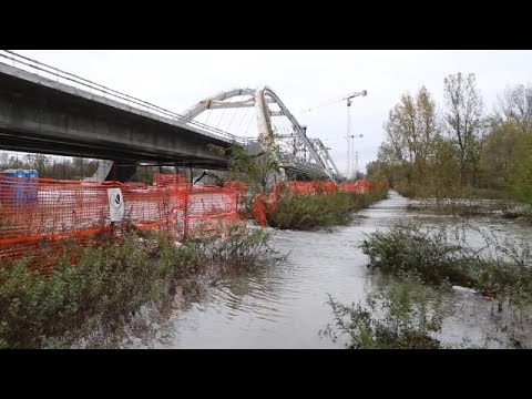 Vigevano, il Ticino esonda ma non ferma i lavori del ponte