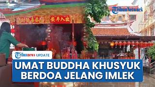 Suasana Hangat Jelang Tahun Baru Imlek 2577 di Vihara Dharma Bakti, Umat Buddha Khusyuk Berdoa