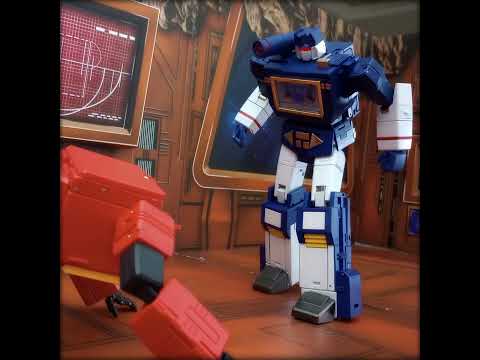 Blaster vs Soundwave aka Recording Alliance vs Robot Paradise #toyphotography