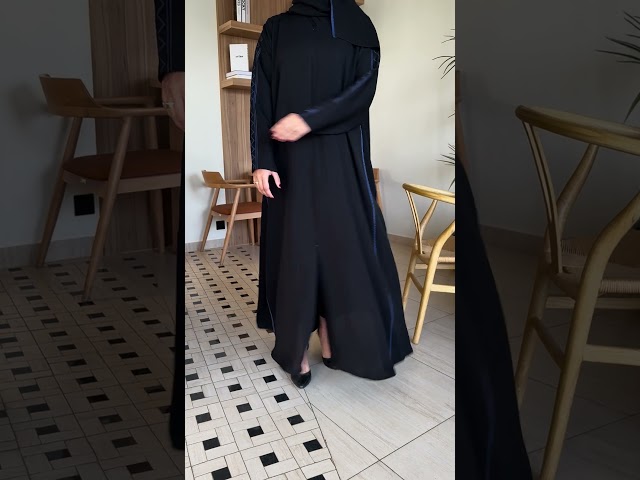 عباية كريب انترنت اسود ب اكمام تطريز طولي