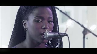 Sabina Ddumba framför låten Effortless - Nyhetsmorgon (TV4)