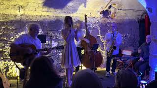 Tili chante Nuit Blanche de Cyrille Aimee dans les caves de Viarmes novembre 2025