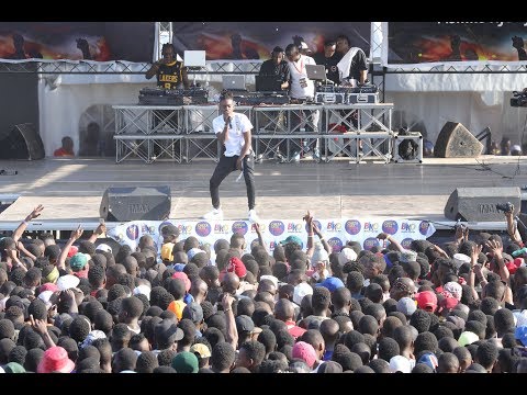 Young D Bongo Bahati Mbaya, Young Killer - Sinaga Swagga Kwenye Jukwaa la Komaa Concert