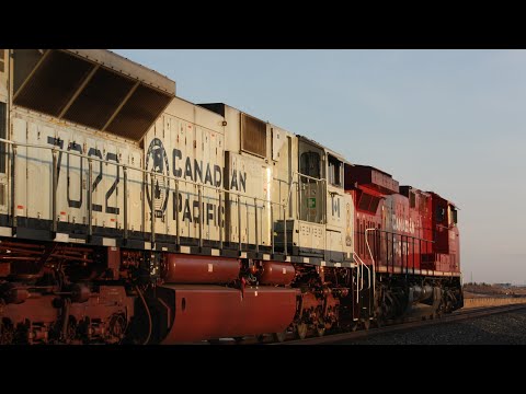 Super Rare! CP Navy Veteran SD70ACu #7022 & Brand New CP SD70ACu #7039! CP 467 South at Balzac, AB