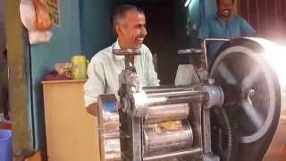 preview picture of video 'Sugarcane Juice shop - Kerala, India インドの絞りたてさとうきびジュース'
