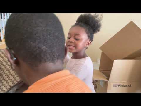 Opening My Brand New Roland Fantom-08