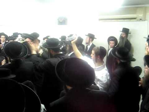 R' Avrum Vigder - Shmeichel Hachnusas Sefer Torah Israel Part 22