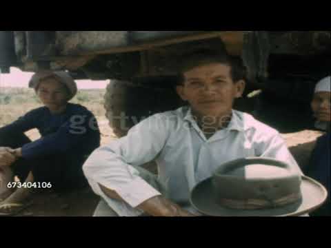 21/04/1972 Saigon: Mourners in cemetery/grave mounds in flag – Sài Gòn: Người Đưa Tiễn/Gò Mộ Phủ Cờ