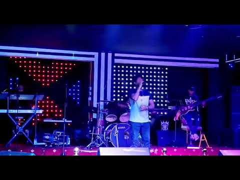 Rezene Teame live on stage (Tekle Tesfazgi)