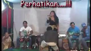 Download lagu Lucu!!!joget dangdut mabuk jatuh dari panggung mp3