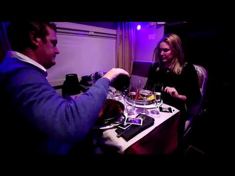 比利時人在露營車內用餐。 (Belgians dine out in camper vans)