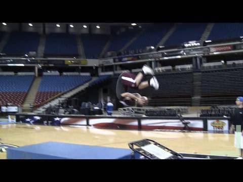 Tyreke Evansのフロントフリップショット｜Dude Perfect (Front Flip Shot w/ Tyreke Evans | Dude Perfect)