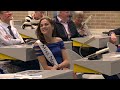 Eerste kistje meischol wordt geveild voor goede doel