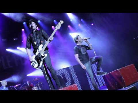 Simple Plan - Perfect (LIVE in Quebec)