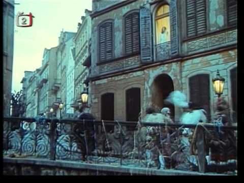 Dotek  motýla - in the garden with statues & song - music by Luboš Fišer