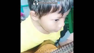 Download lagu Anak kecil bermain gitar mp3