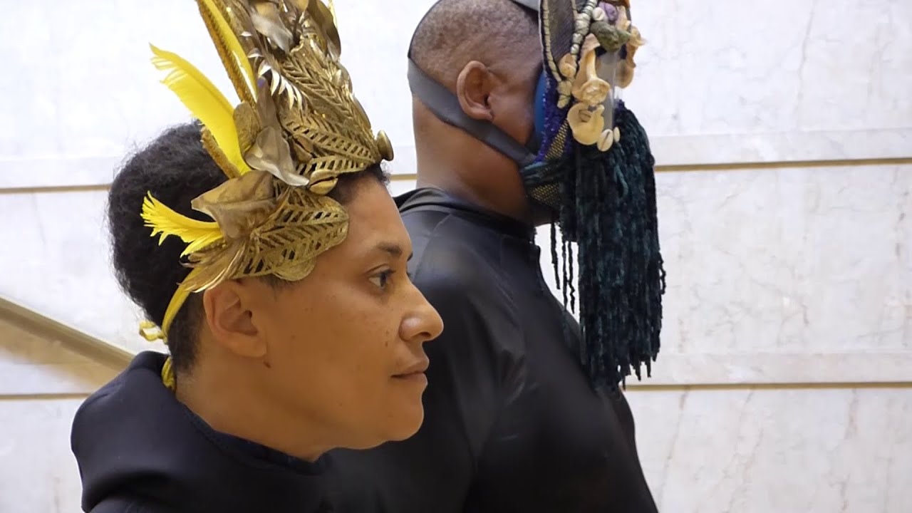 Nus descendant l'escalier 7 bande annonce