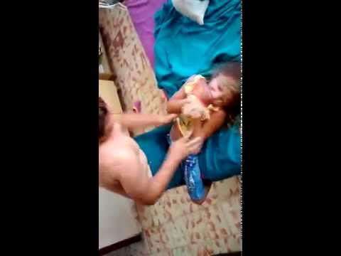 niña peleando con su hermano 