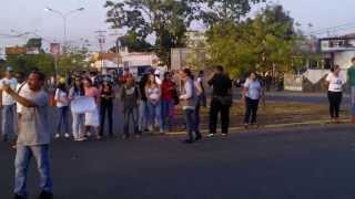preview picture of video 'estudiantes en la redoma de Ciudad Bolívar 15/02/2014'