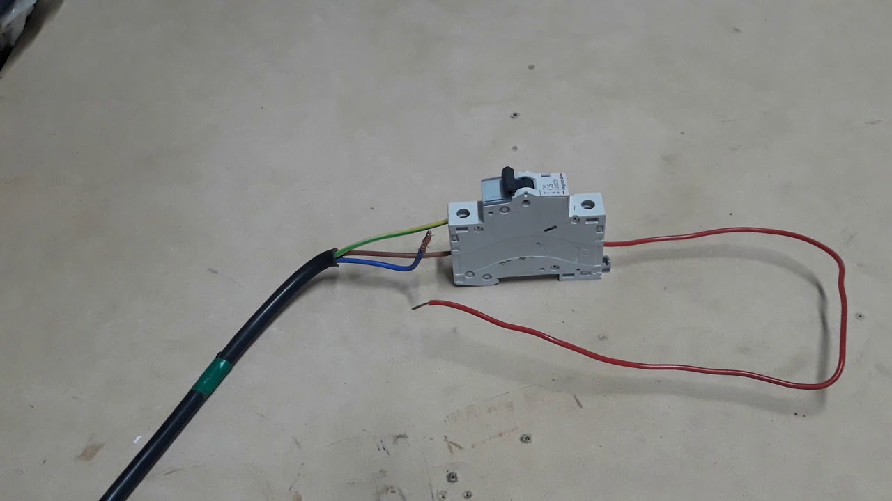 Como funciona un interruptor automático por corto circuito