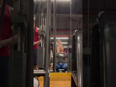Dumbbell bench press mishap at Smart Fit gym in Aparecida de Goiânia, Brazil