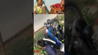 Download lagu PARKIR NENGKENE NJALUK DITENDANG NDASE #shorts mp3