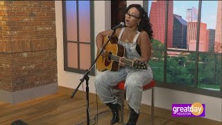 Grammy award-winning singer &amp; songwriter, Elle Varner, performs &quot;Pour Me&quot;