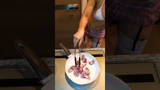 ビキニでクッキング！砂肝炒めて油跳ねに怯えるテンチョ