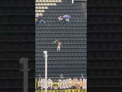 "Todos se resguardan. Este niño, entre más llueve, más alienta a su Deportivo Táchira" Barra: Avalancha Sur &bull; Club: Deportivo Táchira