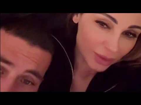 Anna Tatangelo e il fidanzato Mattia Narducci scherzano sul divano