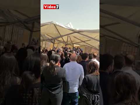 العشرات يودعون جثمان والد الفنانة دينا الشربينى إلى مثواه الأخير