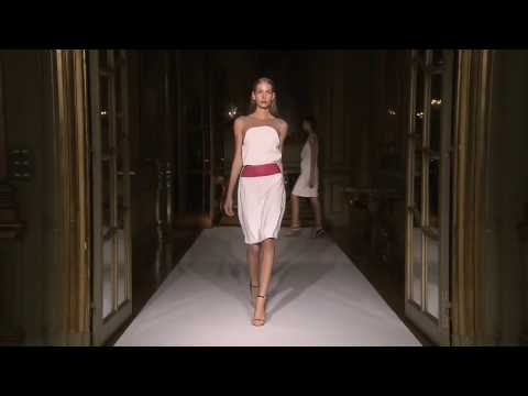 Amaya Arzuaga  triunfa en París con su primavera-verano