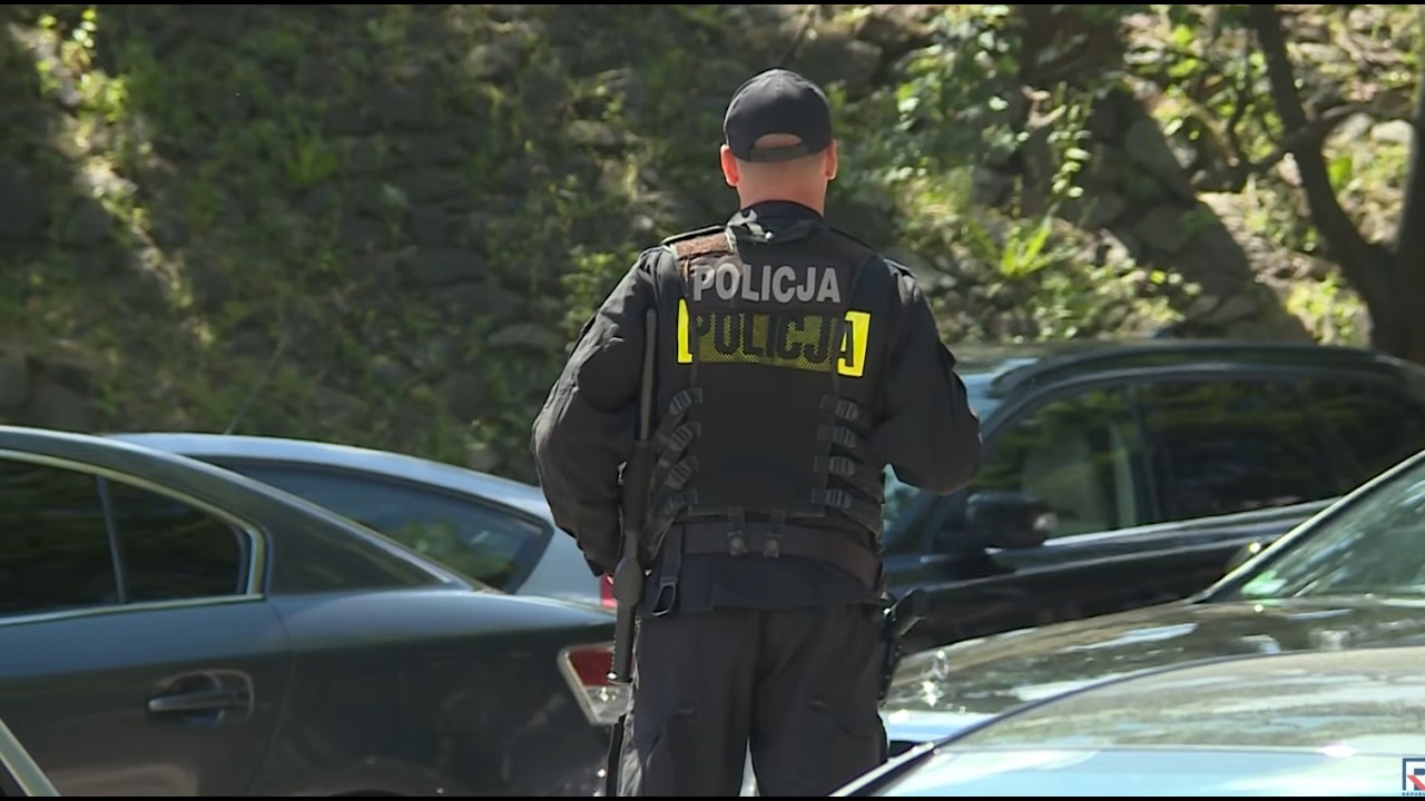 SADYSTA I ZBOCZENIEC SEKSUALNY W POLICYJNYM MUNDURZE ORGIE ORGANIZUJE W KOMENDZIE POLICJI