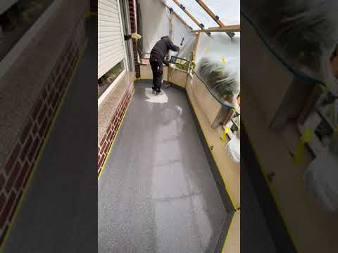 Balkonsanierung mit Flüssigkunststoff - Die letzte Schicht im Zeitraffer