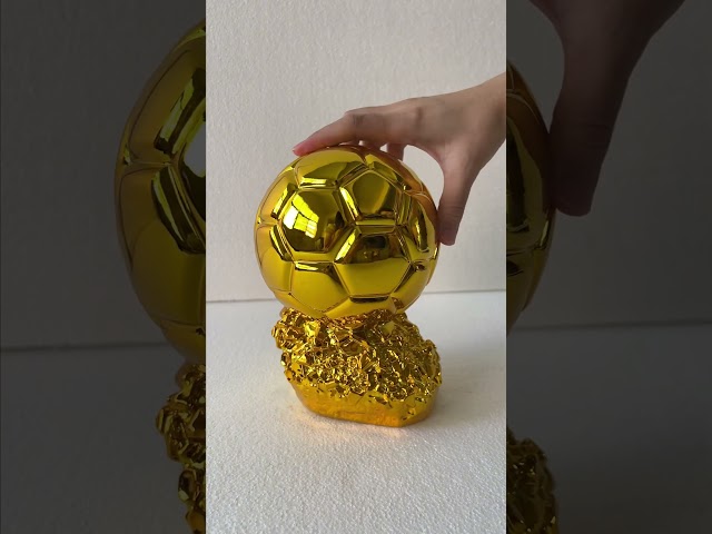 Vídeo relacionado con SUSANMAISON Golden Ballon - Trofeo de premio del campeonato de fútbol, réplica de jugador personalizable, regalo de cumpleaños coleccionable (21 cm)