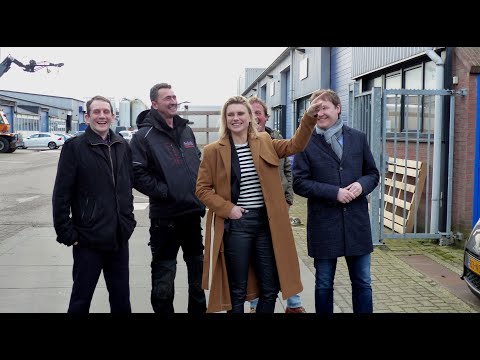 Wethouder Bal bekijkt zonnepanelen bij Van der Wal bedrijfshuisvesting / Zuidland 2020