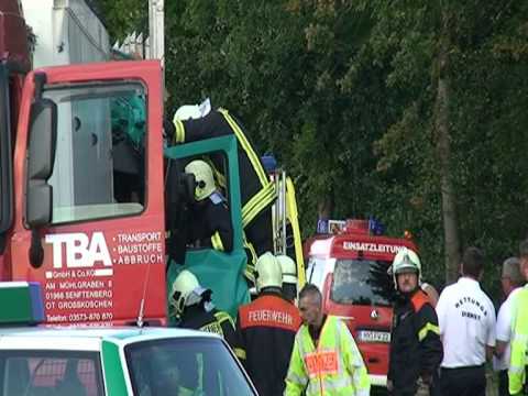 Unfall: Schwerverletzter LKW-Fahrer - ELSTERWELLE