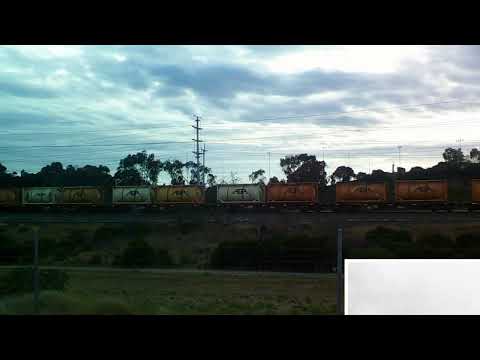 Q4005 and Q4001 on an early morning Kalgoorlie freighter service to Kwinana.