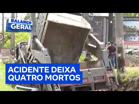 Colisão com caminhão deixa quatro mortos na Régis Bittencourt, em Taboão da Serra (SP)