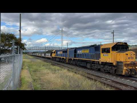 XR559 & XR557 head a loaded grain train from Henty West to Melbourne south through Albury.
