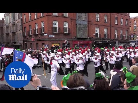 都柏林數千人觀看聖帕特里克節遊行。 (Thousands watch St Patrick's Day parade in Dublin)