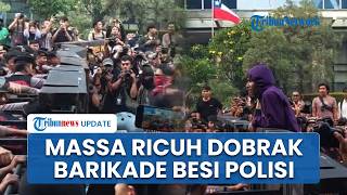 Detik-detik Ricuh! Massa Demonstran Serang Barikade Besi Aparat Polisi di MH Thamrin