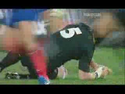 Rugby Chabal charges Williams