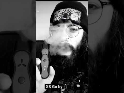 Happy Friday Everyone! 💭💚 Airvape XS GO for you in BIO #shorts #vapelife #420 #coolguy #friday