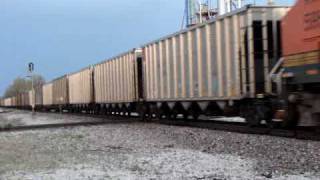 preview picture of video 'BNSF 5903, 5950 & dpu 6064 crossing MNA at Lamar, MO.'
