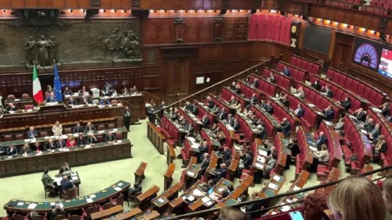 "Ma che sta a dì", grida e gesti dei Deputati Pd durante informativa Meloni alla Camera