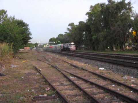 GT-22CW 9048 de FR acelerando y a los bocinazos en El Palomar