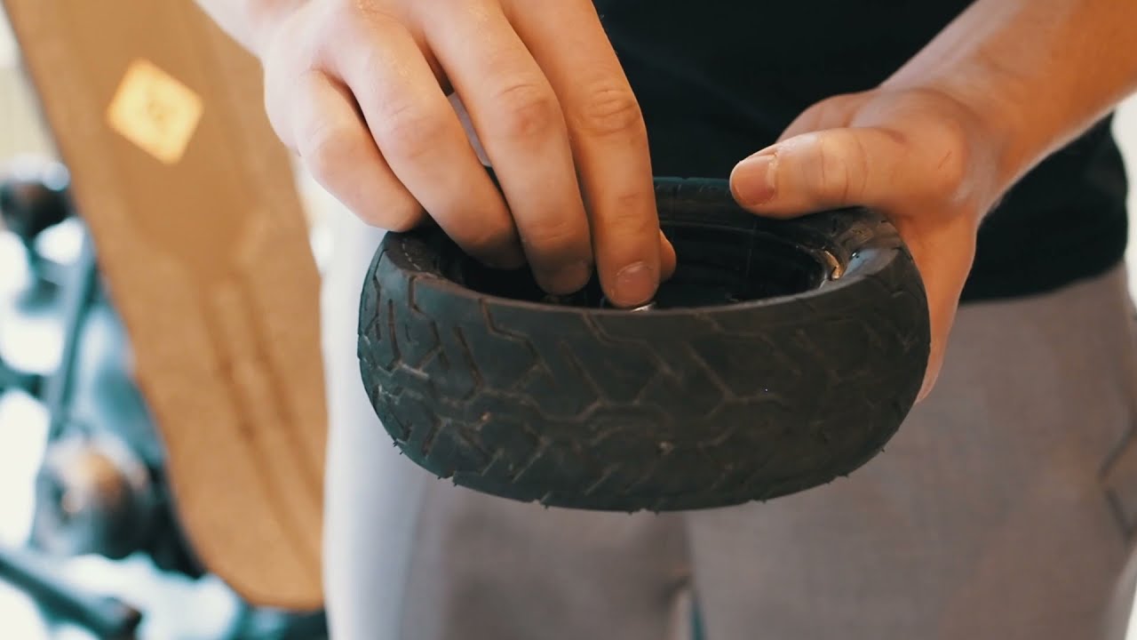 Platten Reifen an einem ONSRA Elektro-Skateboard reparieren (Video)